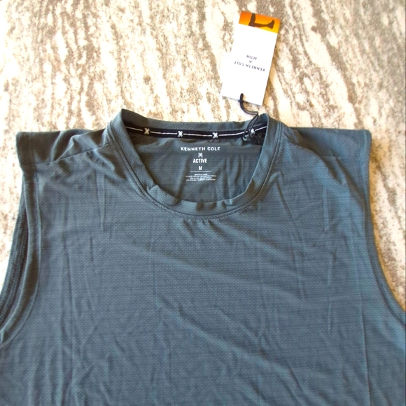 Kenneth Cole Men's TECH Muscle T-Shirt Size Medium New - Picture 1 of 2